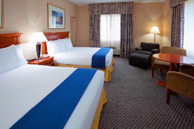 Holiday Inn Express Hotel & Suites - 2 Queen Bed Suite