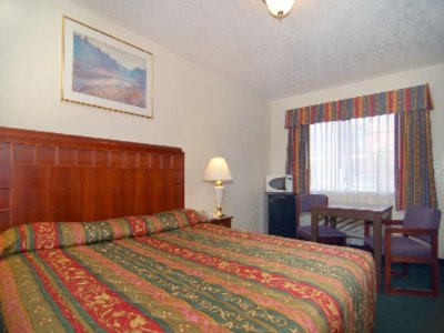 Rodeway Inn & Suites - Bedroom Queen Size