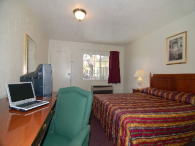 Rodeway Inn & Suites - Bedroom King Size