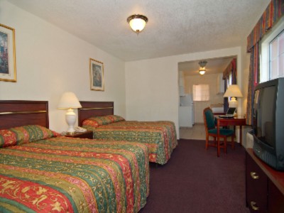 Rodeway Inn & Suites - Bedroom Queen Size