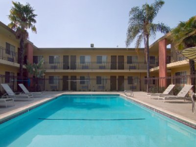 Rodeway Inn & Suites - Pool Area