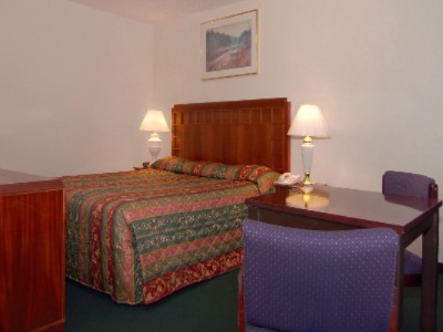 Rodeway Inn & Suites - Bedroom Queen Size