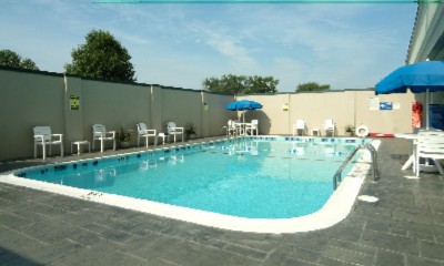 Holiday Inn Express Springfield - Outdoor Pool