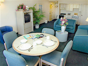 Quality Inn & Suites Golf Resort - Executive One Bedroom Suite Living And Dinning Area