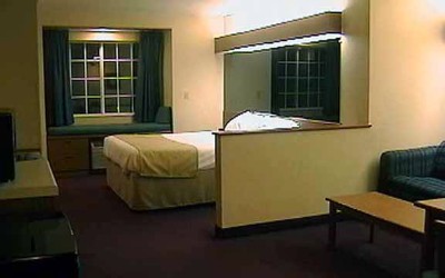One Queen Suite With Sofa & Handicap