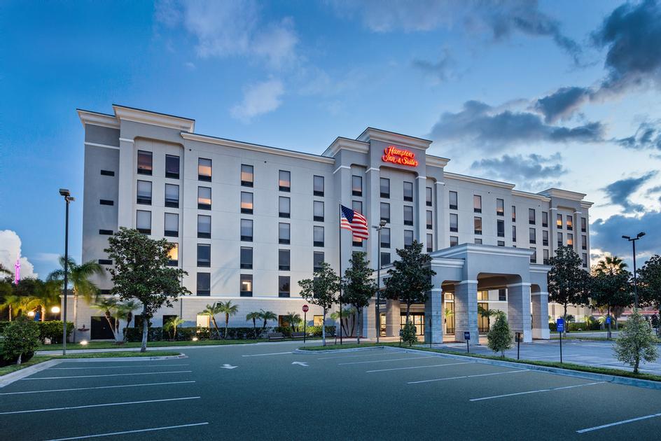 Hampton Inn & Suites - Breakfast Area