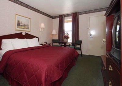 Econo Lodge - 