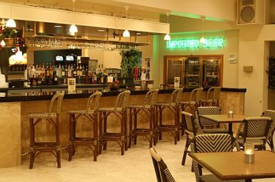 Imperial Swan Hotel & Suites - Enjoy Your Favorite Happy Hour Cocktail