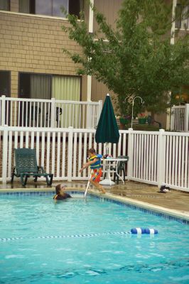The Windmill Inn of Roseburg - Sparkling Pool