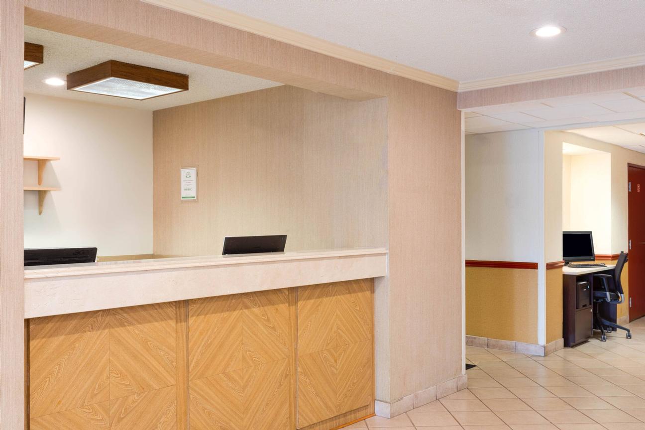 La Quinta Inn & Suites - 