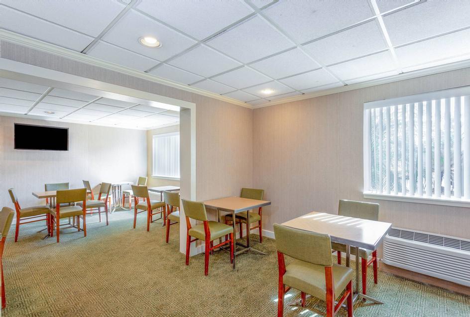 La Quinta Inn & Suites - 