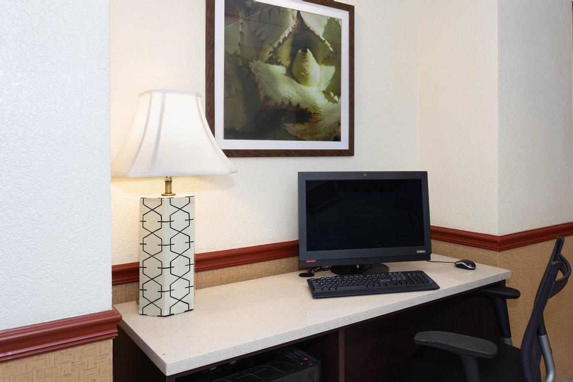 La Quinta Inn & Suites - 