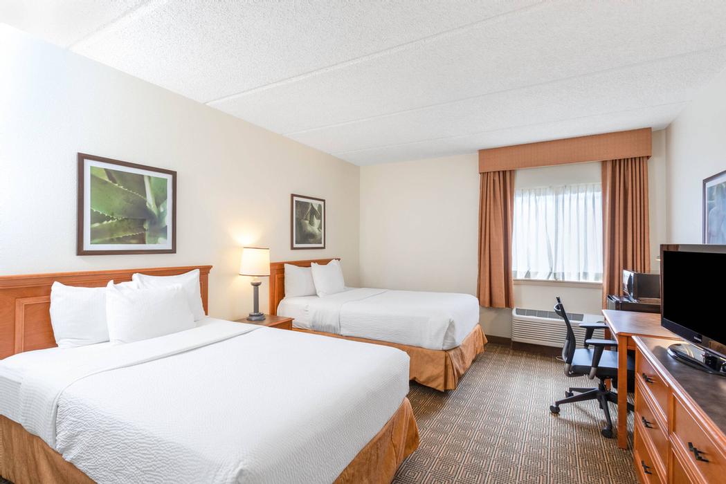 La Quinta Inn & Suites - 
