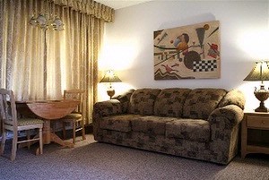 Adventurer Hotel - Living Room