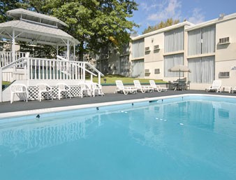 Ramada - Hotel Pool