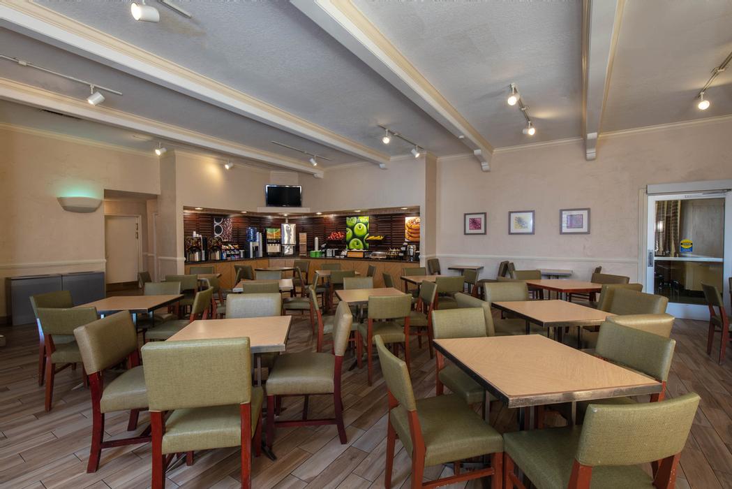 La Quinta Inn Las Vegas Airport - Our Guest Services Will Greet You