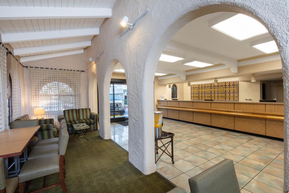 La Quinta Inn Las Vegas Airport - Unwind In The Spa