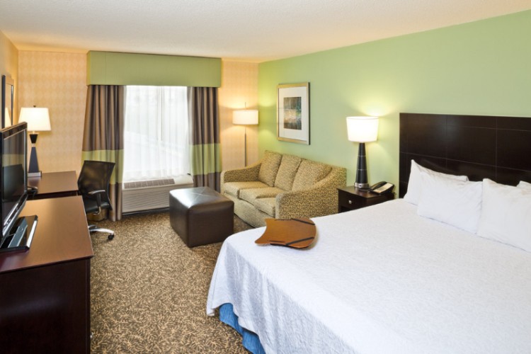 Hampton Inn & Suites Arundel Mills - Traditional Guest Rooms Feature A Large Work Area Refrigerator And Microwave.