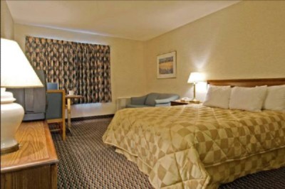 Room With 1 Queen Size Bed