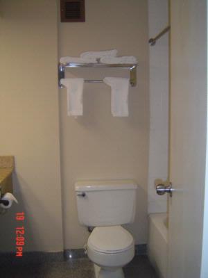 Motel 6 Decatur - Bathroom