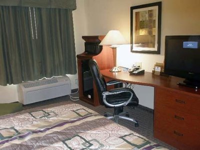 All Rooms Include Refrigerator Microwave Coffeemaker And A Generous Work Area With Internet Access And Two Phone Lines.
