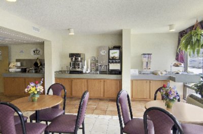 Super 8 at Market Commons - Lobby And Breakfast Area