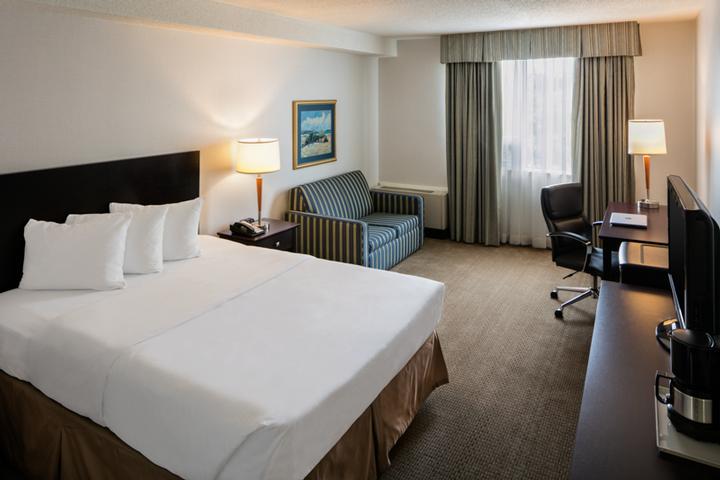 Quality Hotel Montreal East - Queen Size Bed And Pull Out Sofa