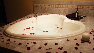 Clarion Hotel Park / Central - Jacuzzi Suite Heart Shaped Tub