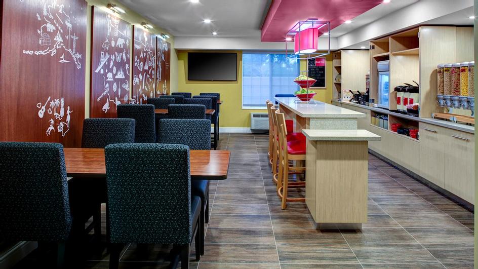 Towneplace Suites Marriott - Woodward Park Less Than 5 Miles.