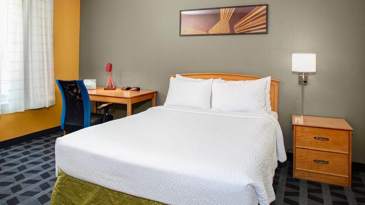 Towneplace Suites Marriott - Full Kitchen...convenience Stocked Modern.