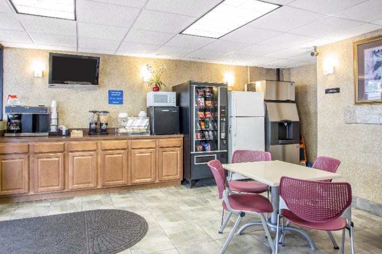 Rodeway Inn - 