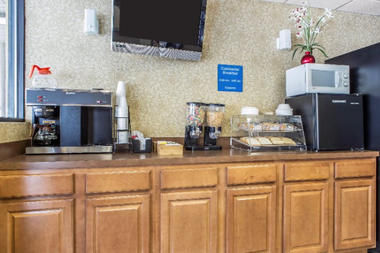 Rodeway Inn - 