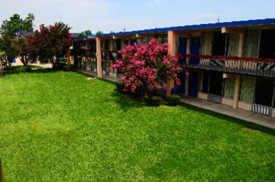 America's Best Value Inn Florence - Hotel Courtyard