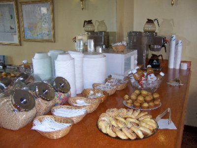 Lincoln Inn & Suites - Complimentary Deluxe Continential Breakfast