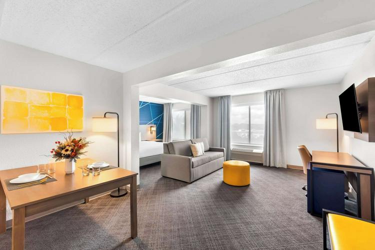 Comfort Suites Austin Airport - King Suite With Sitting Area
