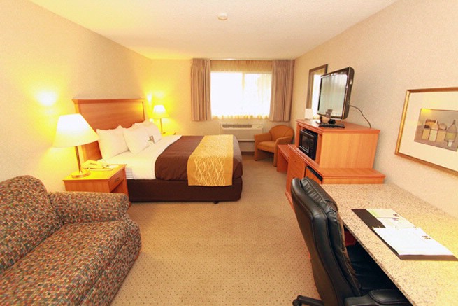 Comfort Inn Kirkland - Guestroom With One King-sized Beds