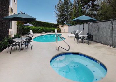 Comfort Inn Kirkland - Outdoor Pool With Jacuzzi