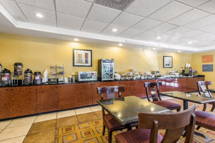 Comfort Suites Forsyth - Guest Sitting Area.