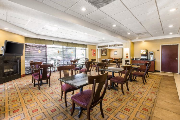 Comfort Suites Forsyth - Lovely Breakfast Area.