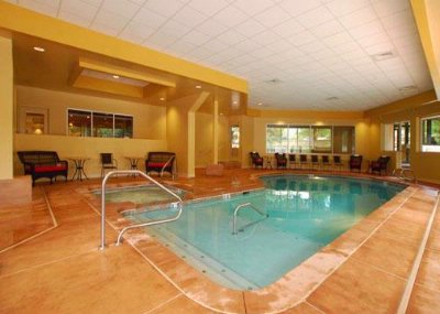 Quality Suites - Pool And Courtyard