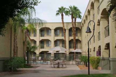 Clarion Suites - Front Courtyard