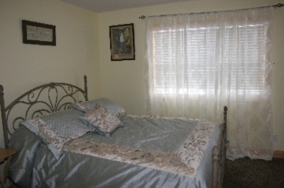 Fall River Lodge - One Of Seven Bedrooms