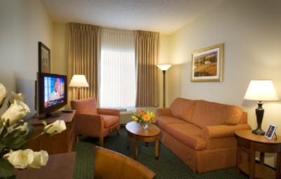 Towneplace Suites Bwi - Kick Back In Our Spacious Suite Living Area In Front Of A 32-inch High-definition Lcd Tv.