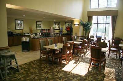 Hampton Inn & Suites - 