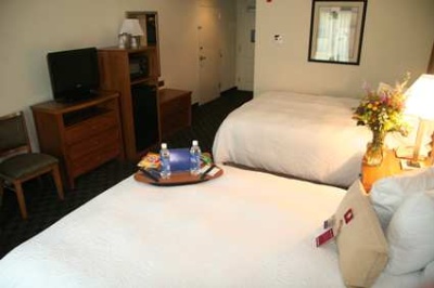 Hampton Inn & Suites - 
