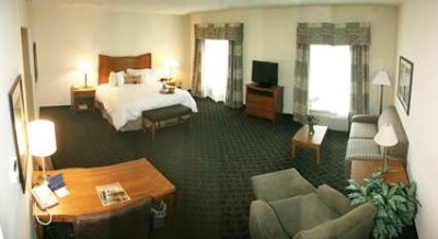 Hampton Inn & Suites - 