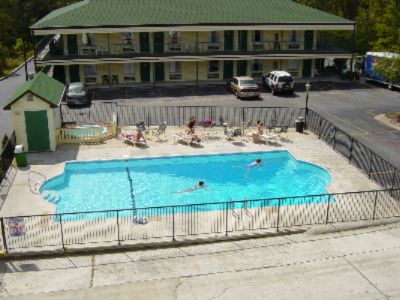 Four Seasons Inn - Outdoor Pool And Spa