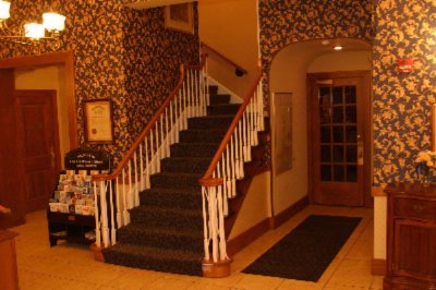 Island House Port Clinton - Main Stairway