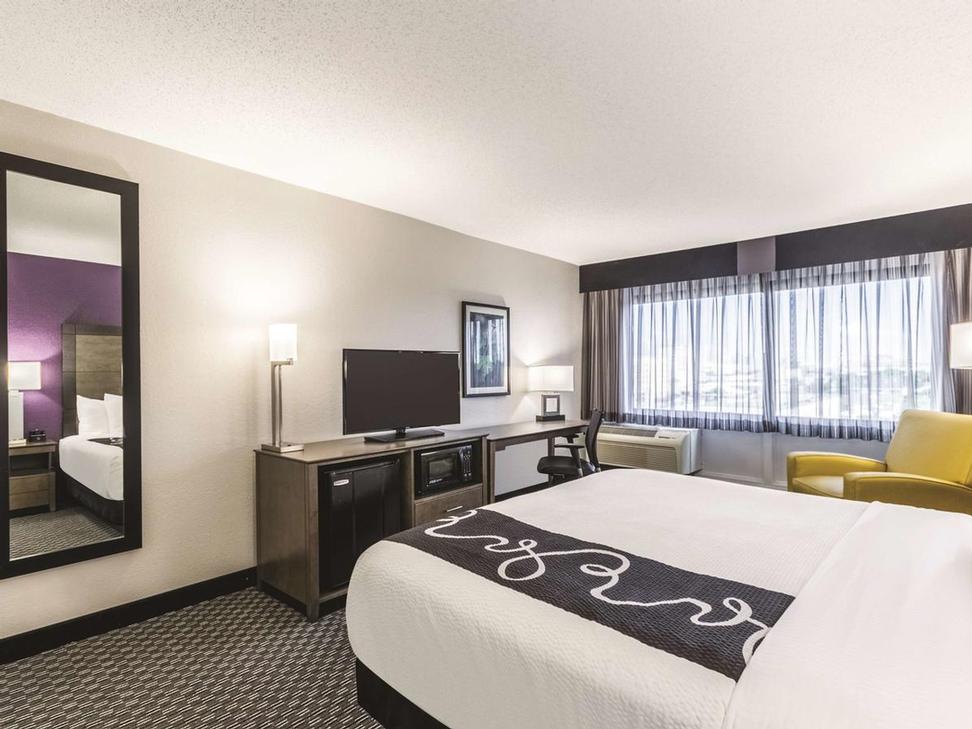 La Quinta Inn & Suites - 