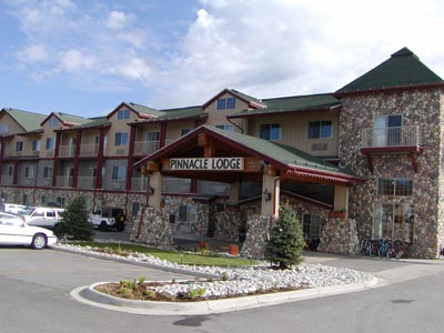 Pinnacle Lodge Inn & Suites - Front